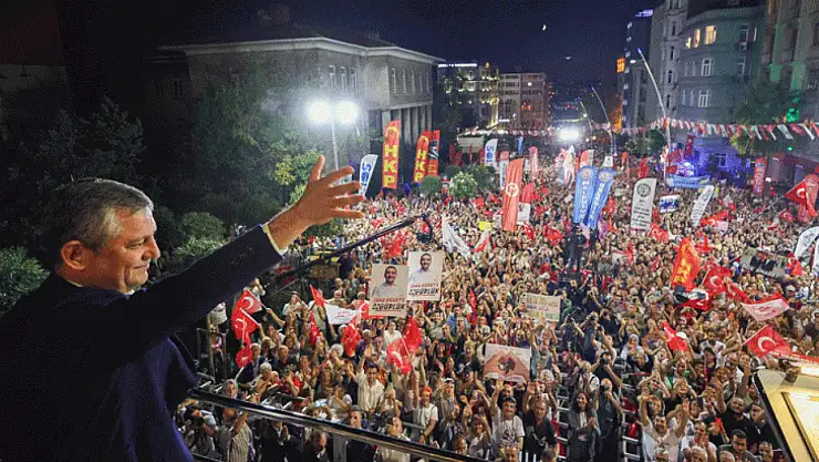 CHP Genel Başkanı Özel, Beyoğlu'ndaki mitingde konuştu