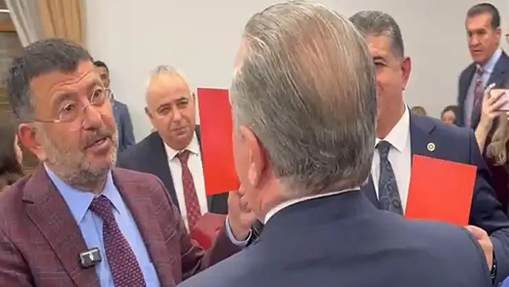 CHP Grubu Bakan Bak'a kırmızı kart gösterdi: Bakan Bak: VAR'dan döner