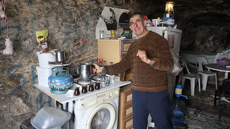 Depremde evi yıkıldı, huzuru mağarada buldu