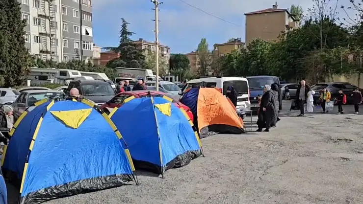 Depremin ardından vatandaşlar park ve bahçelere çadır kurdu