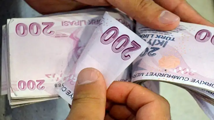 Emekli bayram ikramiyesini  4 bin liraya yükselten teklif kabul edildi