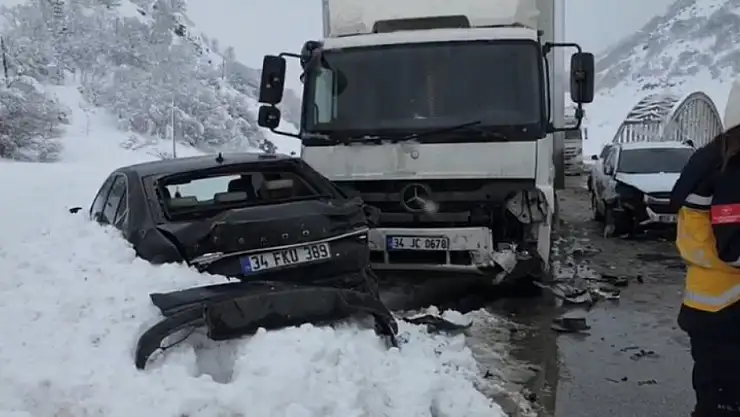 Erzincan'da zincirleme trafik kazası