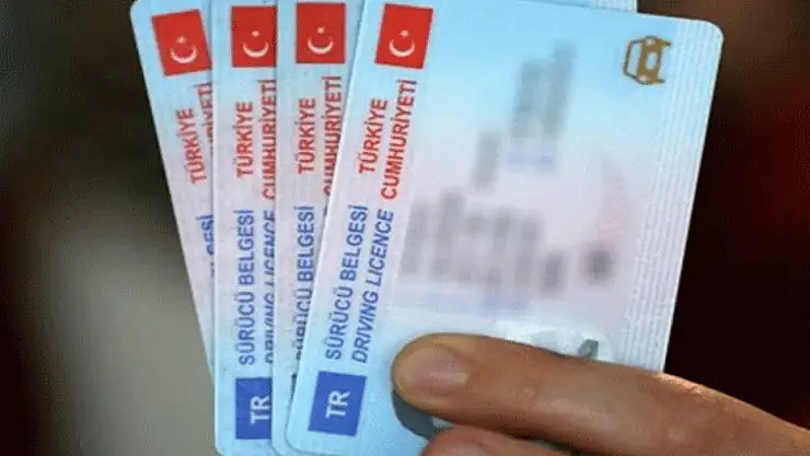 Eski tip ehliyetler 1 Kasım'da geçersiz olacak: Yenileme ücreti 15 TL'den 7.438 TL'ye çıkacak