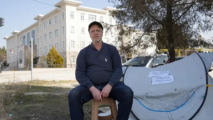 Fahiş kiraya tepki gösterdi, çadırda yaşamaya başladı
