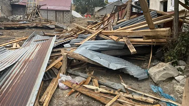 Fırtına köyü vurdu: 74 çatı uçtu, 1 kişi yaralandı