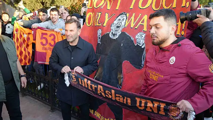 Galatasaray Samsun'da coşkuyla karşılandı: Okan Buruk'tan anlamlı poz