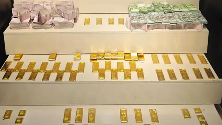Havalimanı'nda yüklü miktarda kaçak altın ve para ele geçirildi