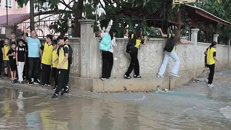 İki şehirde kuvvetli rüzgar ve sağanak hayatı olumsuz etkiledi