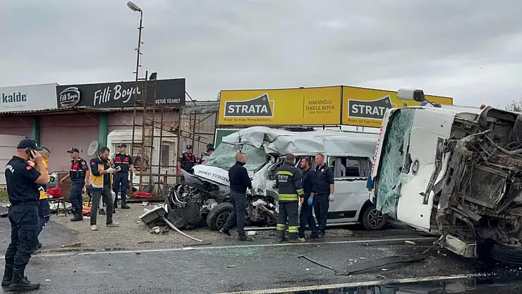 İşçi servisi ile kamyon çarpıştı: 3 ölü, 9 yaralı