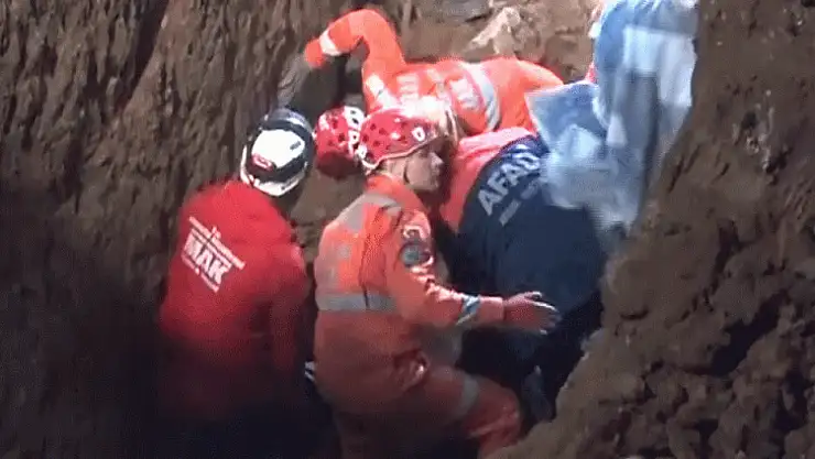 Kanalizasyon çukuru kazarken göçük altında kalan iki kardeş hayatını kaybetti