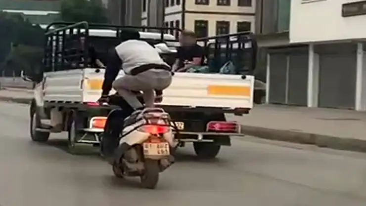 Karayolunda tehlikeli motosiklet gösterisi yürekleri ağza getirdi