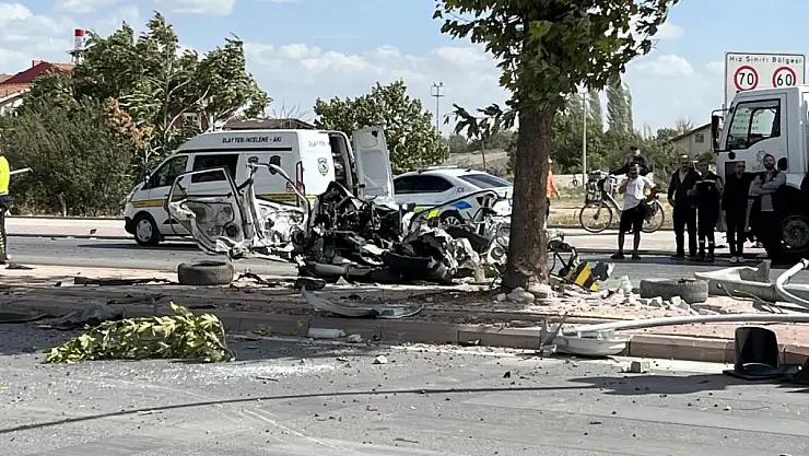 Kırmızı ışıkta facia: Araç ikiye bölündü, sürücü hayatını kaybetti