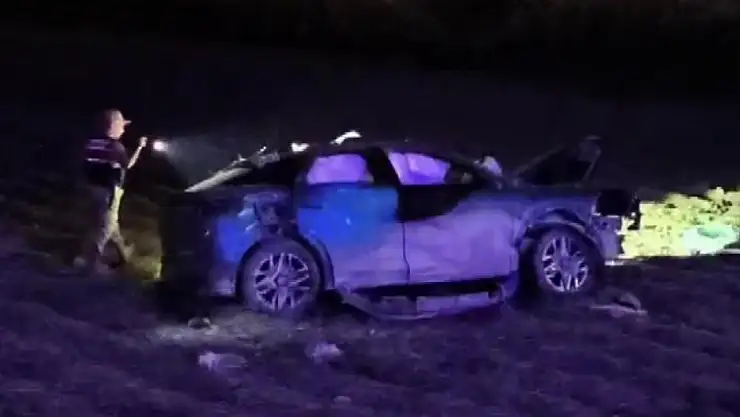 Lastiği patlayan otomobil tarlaya uçtu: 1 ölü, 2 yaralı