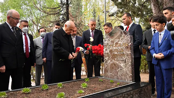 MHP Lideri Bahçeli, partinin kurucu genel başkanı Türkeş'in mezarını ziyaret etti