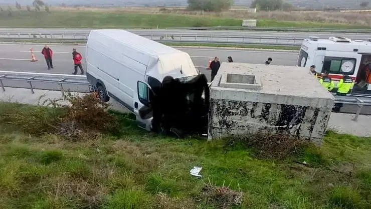 Minibüs beton bloğa çarptı, 2 ölü 1 yaralı