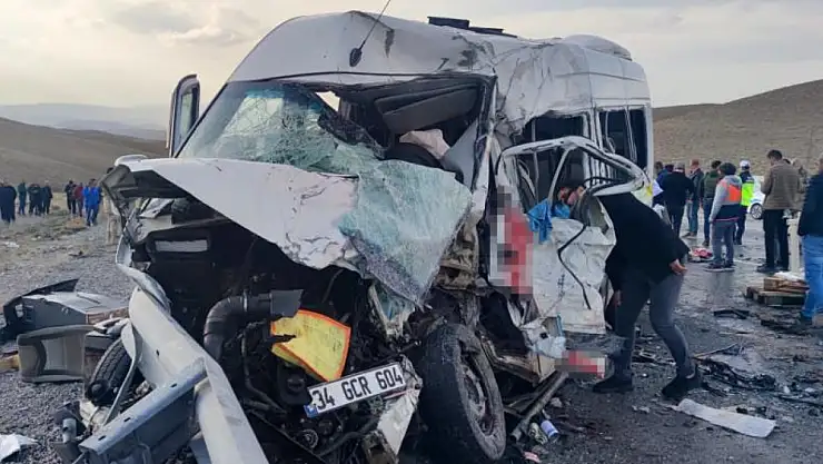 Minibüs ile kamyonet çarpıştı: 6 ölü, 8 yaralı
