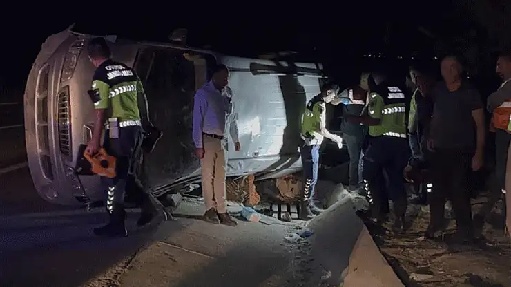 Minibüs takla atarak devrildi: 2 ölü, 8 yaralı
