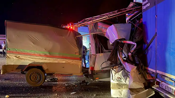 Minibüs tıra çarptı, 3 ölü 16 yaralı