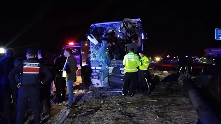 Minibüs yolcu otobüsüyle çarpıştı: 1 ölü, 13 yaralı