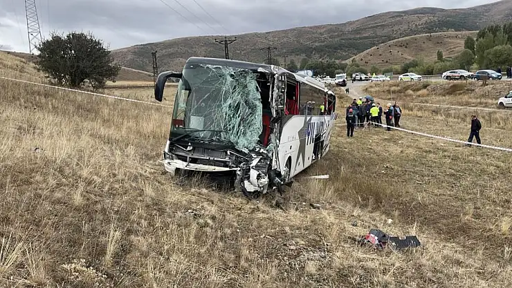 Otobüs ile tır çarpıştı: 18 yaralı