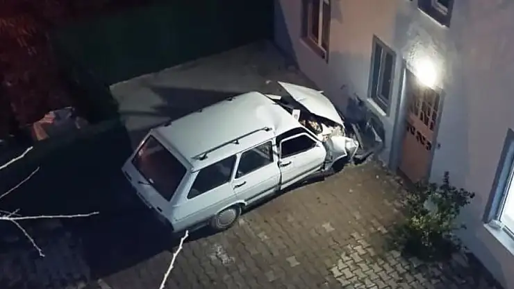 otomobil evin duvarına çarptı: 1 ölü, 1 yaralı
