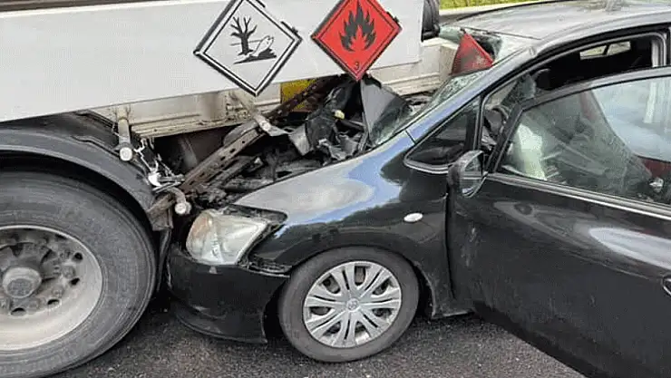 Otomobil tankere saplandı