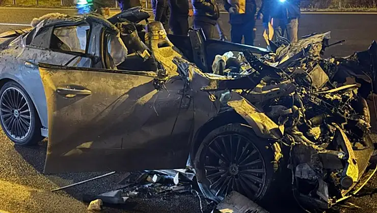 Otomobil tırın altına girdi, 2 kişi hayatını kaybetti, 1 kişi ağır yaralı