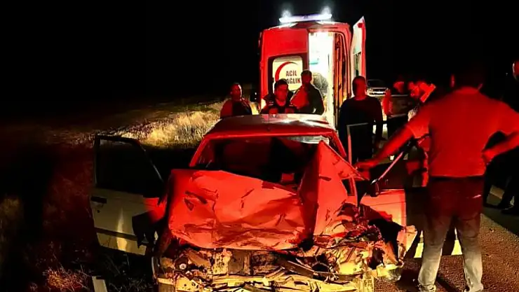 Otomobil traktöre çarptı: 1 ölü, 1 yaralı