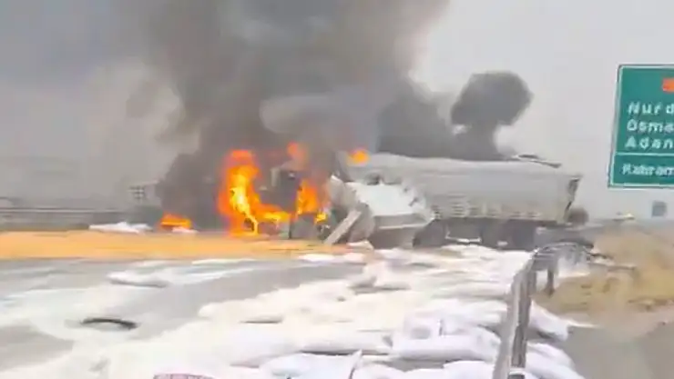 Otoyolda zincirleme kaza: 3 tır alev topuna döndü