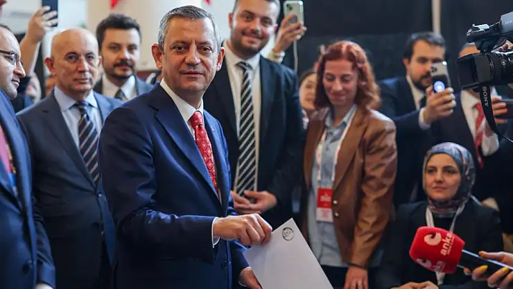 Özgür Özel yeniden genel başkan seçildi