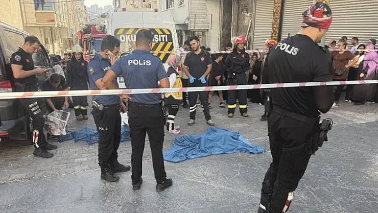 Sokakta feci kaza: 1 yaşındaki bebek öldü, annesi ağır yaralı