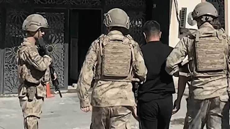 Türk bayrağına ayak basılan paylaşımı beğenen şahıs gözaltına alındı