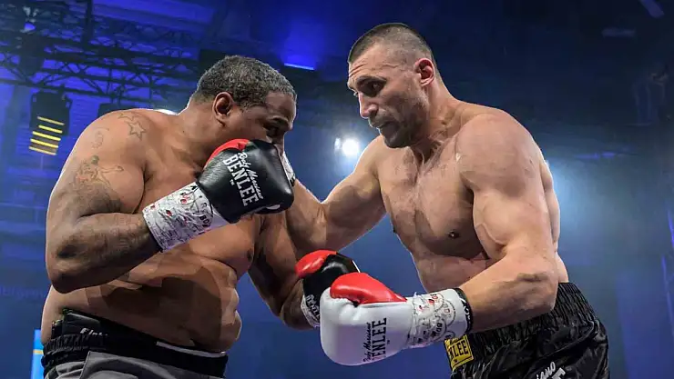 Türk boks kulübü EC BOXING sporcusu, ABD'li rakibini mağlup etti