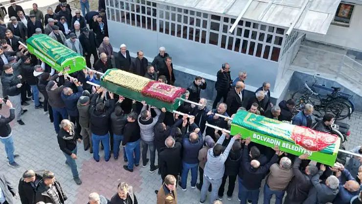 Yedikleri yemeğin ardından zehirlenerek hayatını kaybeden 2 çocuk ve anne toprağa verildi