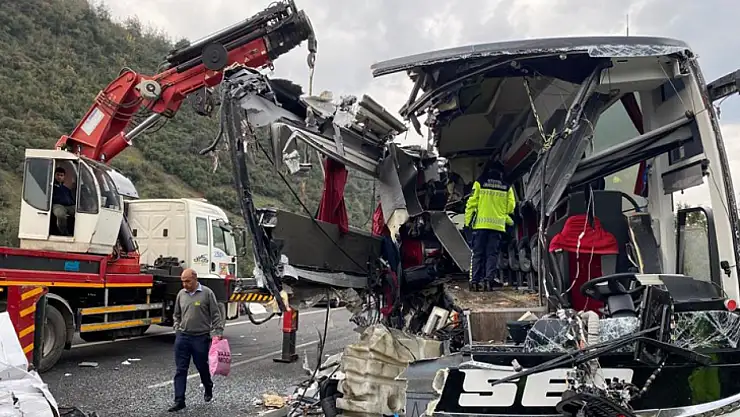 Yolcu otobüsü tıra çarptı: 7 ölü, 10 yaralı