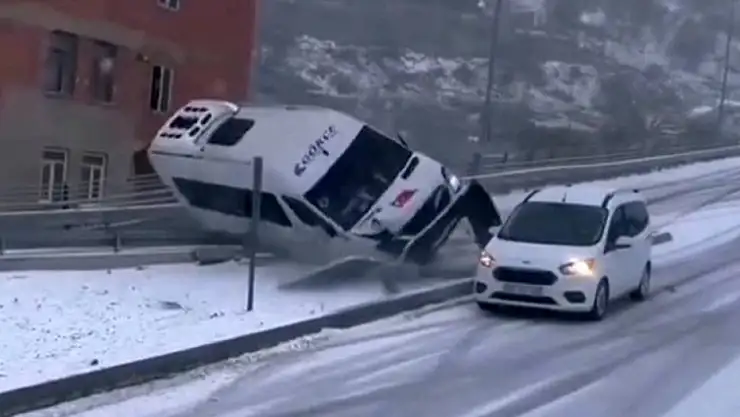 Yollar buz pistine dönünce 10 saniyede 3 büyük kaza oldu!