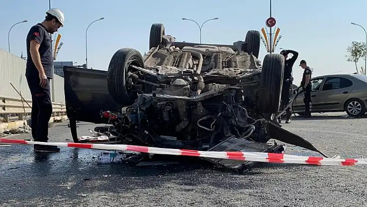 Zincirleme trafik kazası: 2 ölü, 3 yaralı