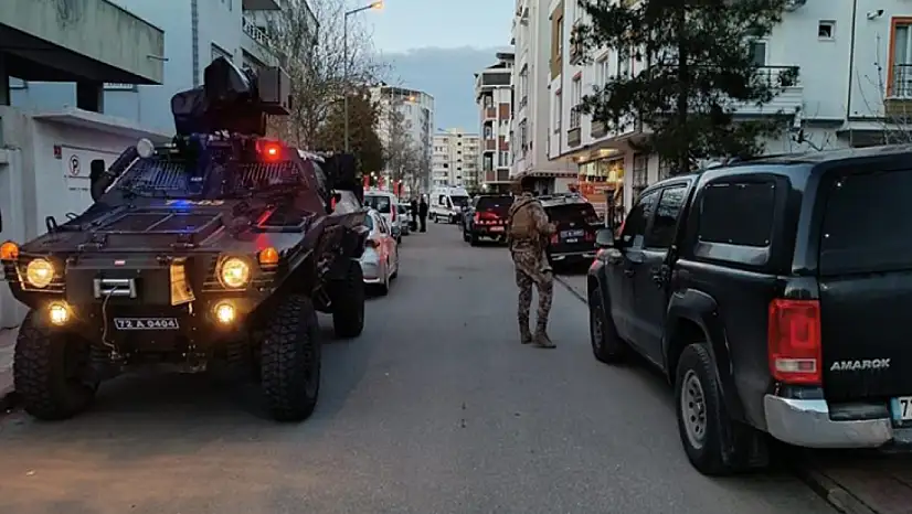 17 Yaşındaki şahıs annesini ve ağabeyini öldürdü