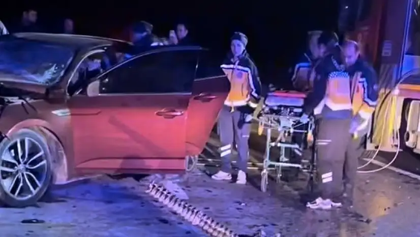 2 otomobil çarpıştı: 5 ölü, 1 yaralı