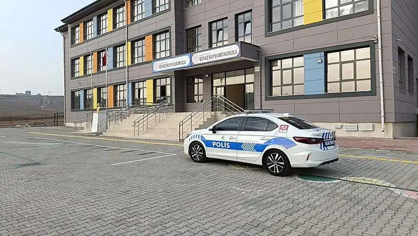 25 Öğrenci gıda zehirlenmesi şüphesiyle hastaneye kaldırıldı