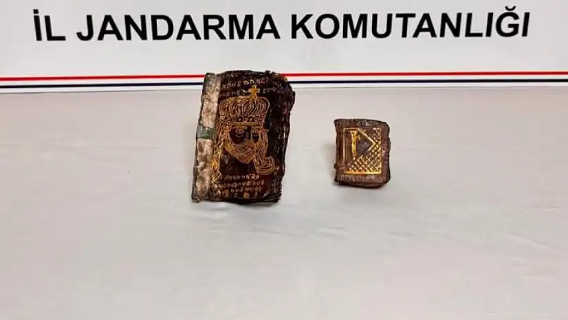 Altın yazmalı tarihi kitaplar ele geçirildi