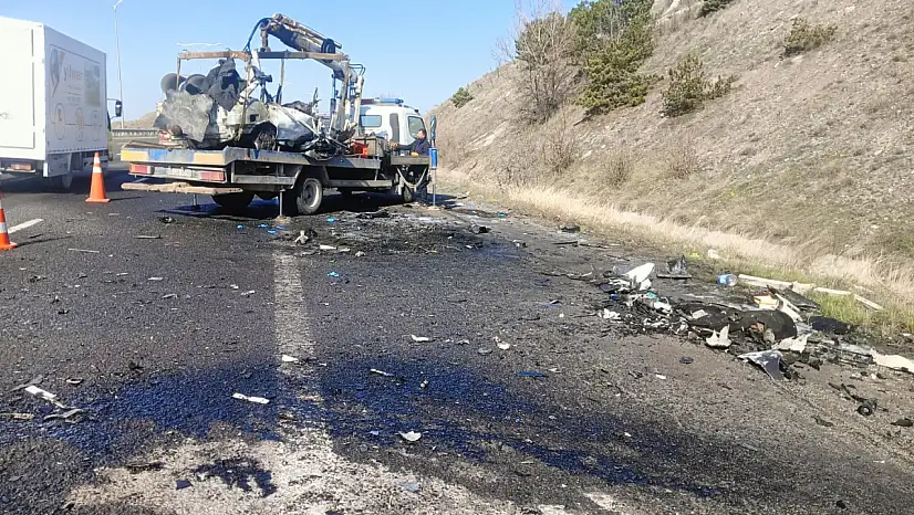 Ankara'da araçlar kafa kafaya çarpıştı: 5 ölü