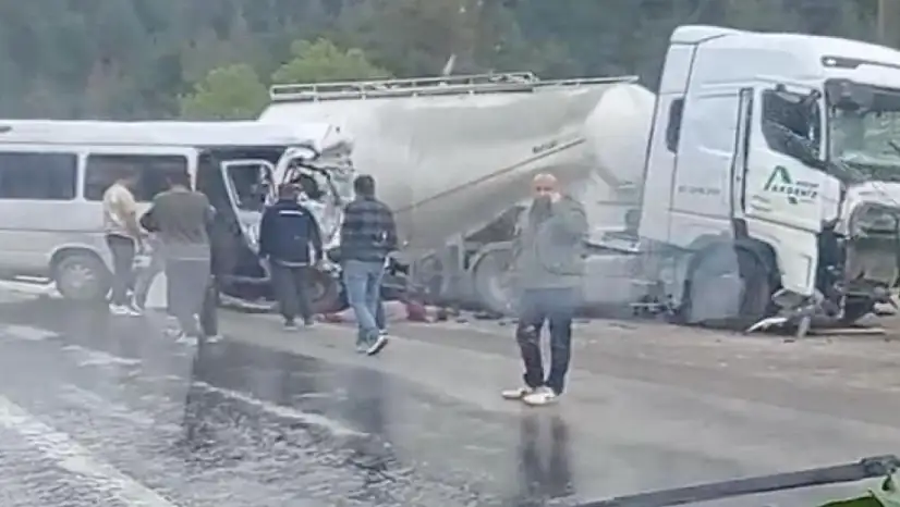 Antalya-Isparta yolunda feci kaza: 7 ölü, 7 yaralı