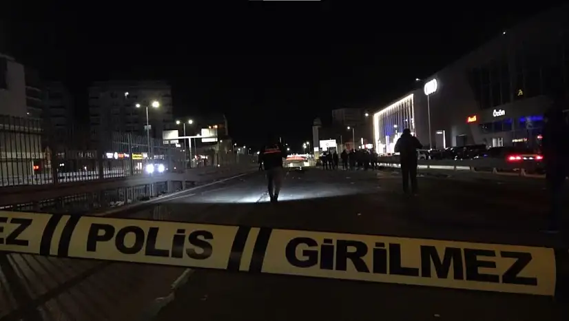 Aşırı hız yapan otomobilin çarptığı kurye hayatını kaybetti