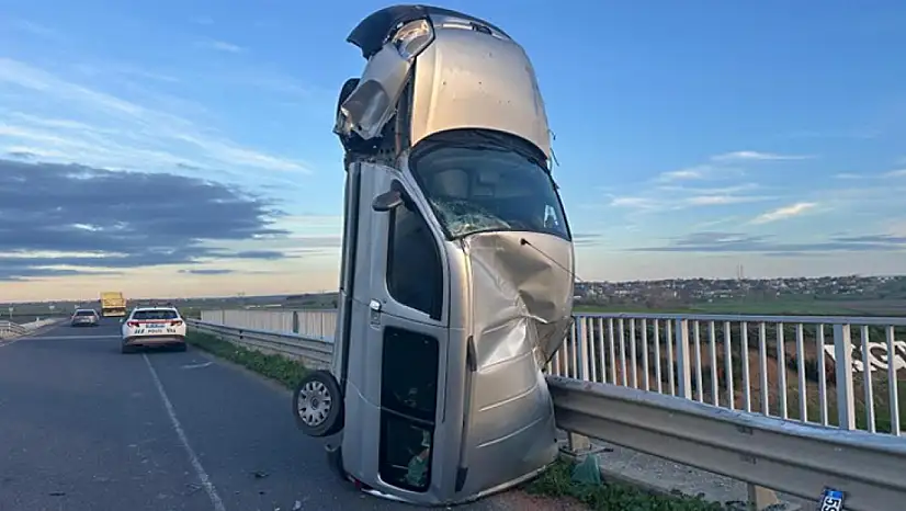 Bariyere çarpan araç dik şekilde kaldı