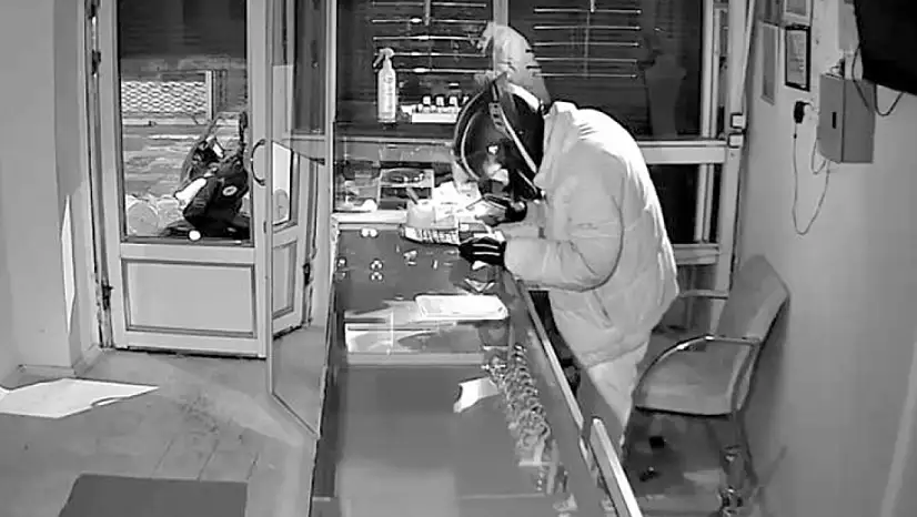 Bir kuyumcuya giren hırsız, 5-6 kilo ağırlığında altın çaldı