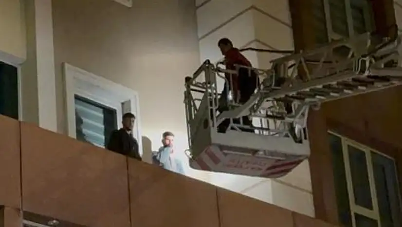 Çarşafla kaçış planı market çatısında bitti