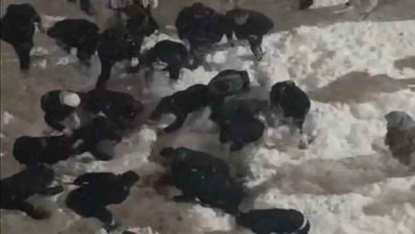 Çatıdan kopan Kar kütlesi öğrencinin üzerine düştü