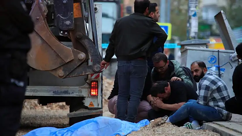 Ekmek almaya giderken kepçenin altında kalan yaşlı adam hayatını kaybetti