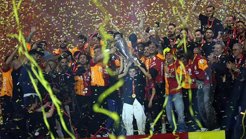 Galatasaray şampiyonluk kupasını kaldırdı
